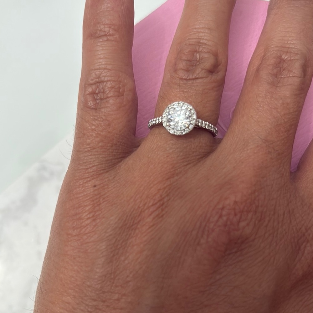 Elegant 14K White Gold Diamond Engagement Ring – Halo Setting - Picture 2 of 6
